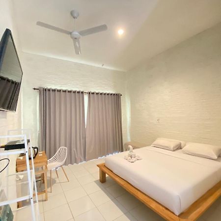 Pasir Putih Resort & Resto Maluk Exterior foto
