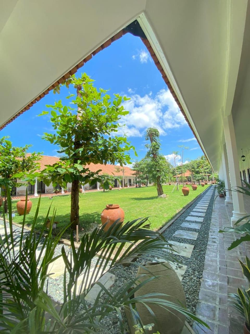 Pasir Putih Resort & Resto Maluk Exterior foto