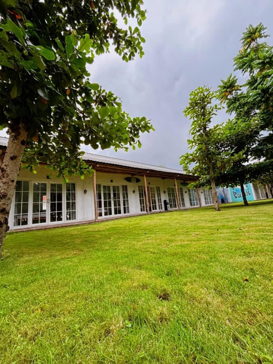 Pasir Putih Resort & Resto Maluk Exterior foto
